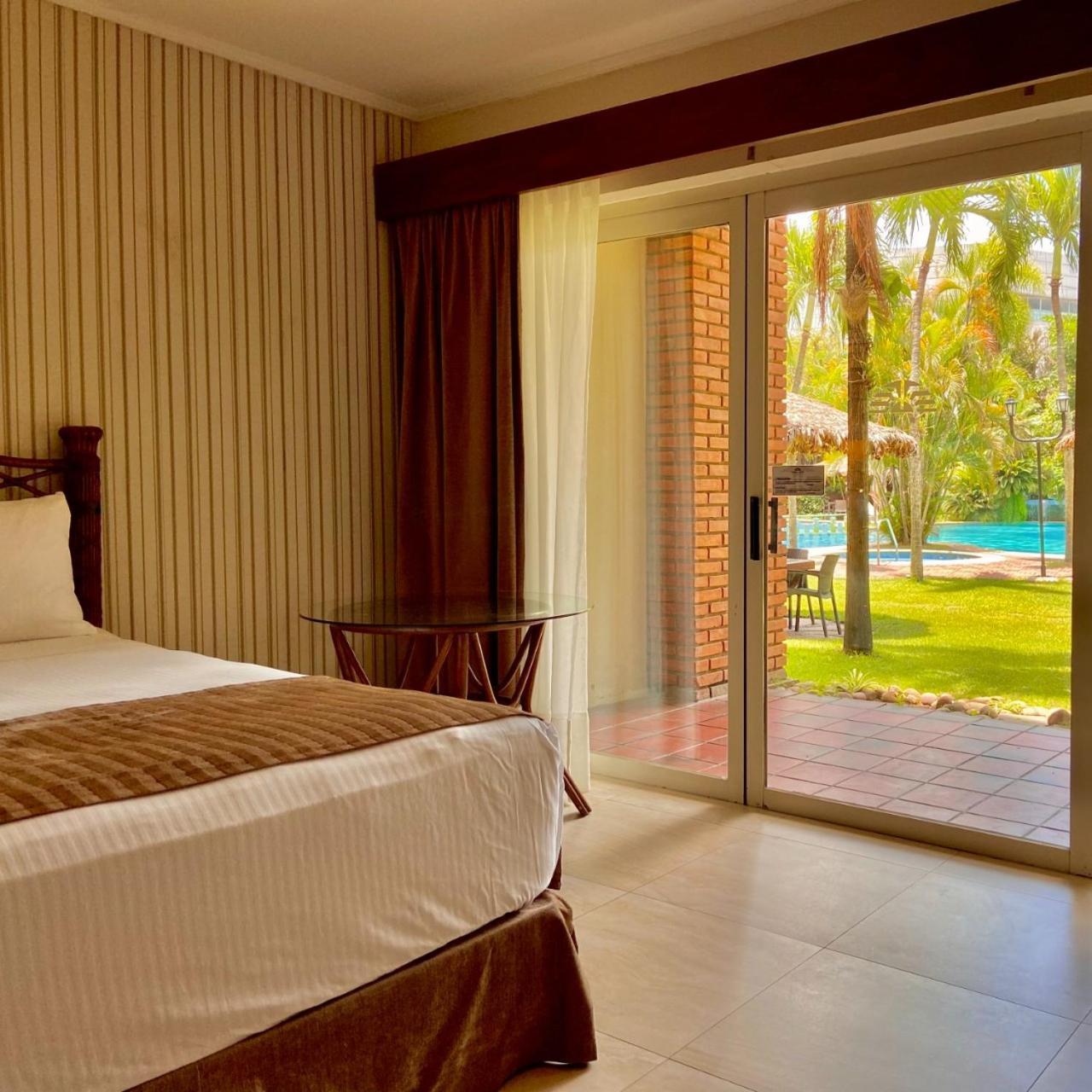 Quarto com 2 Camas de Solteiro e Vista da Piscina