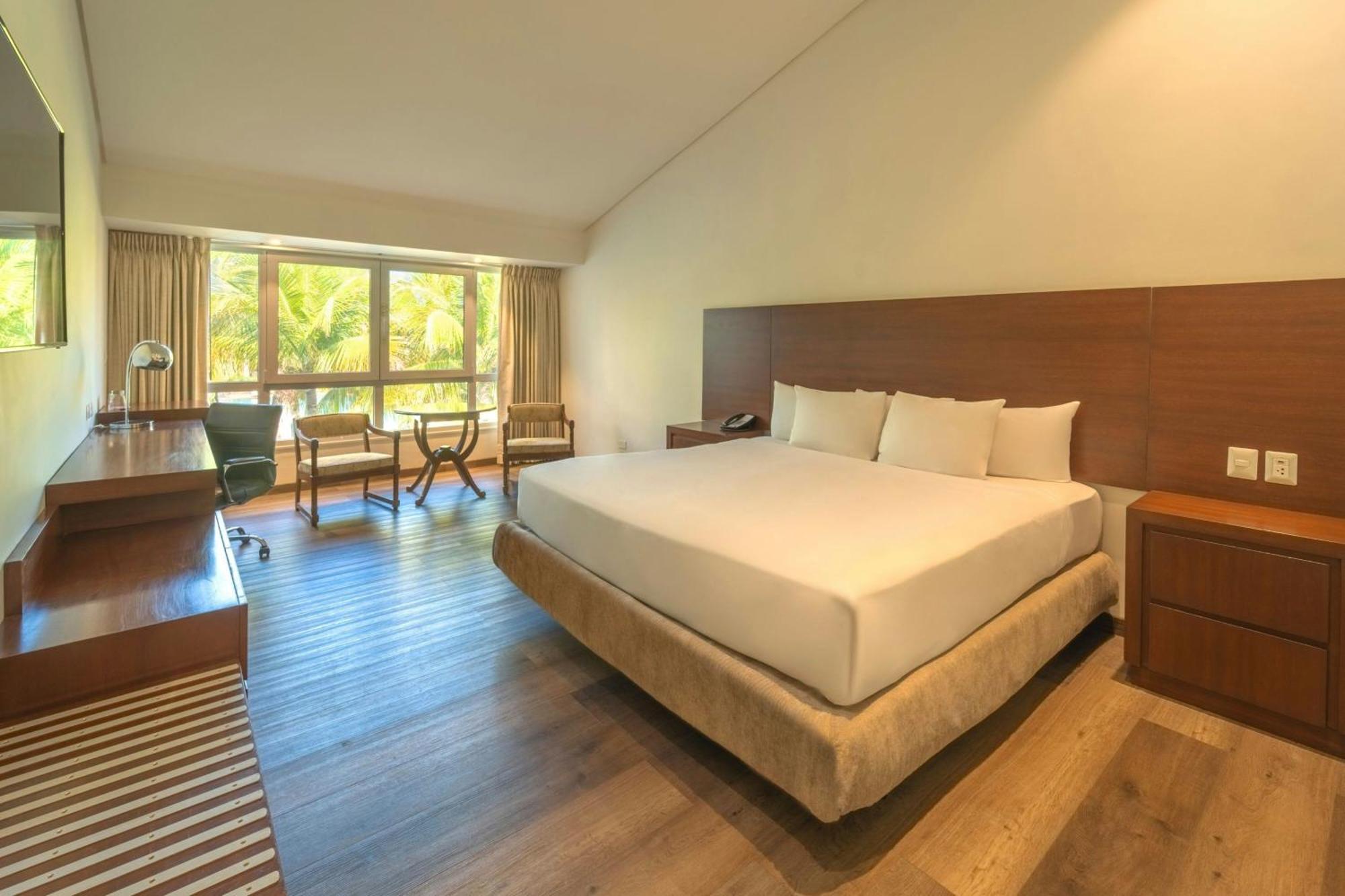 Quarto com Cama King-size e Vista da Piscina