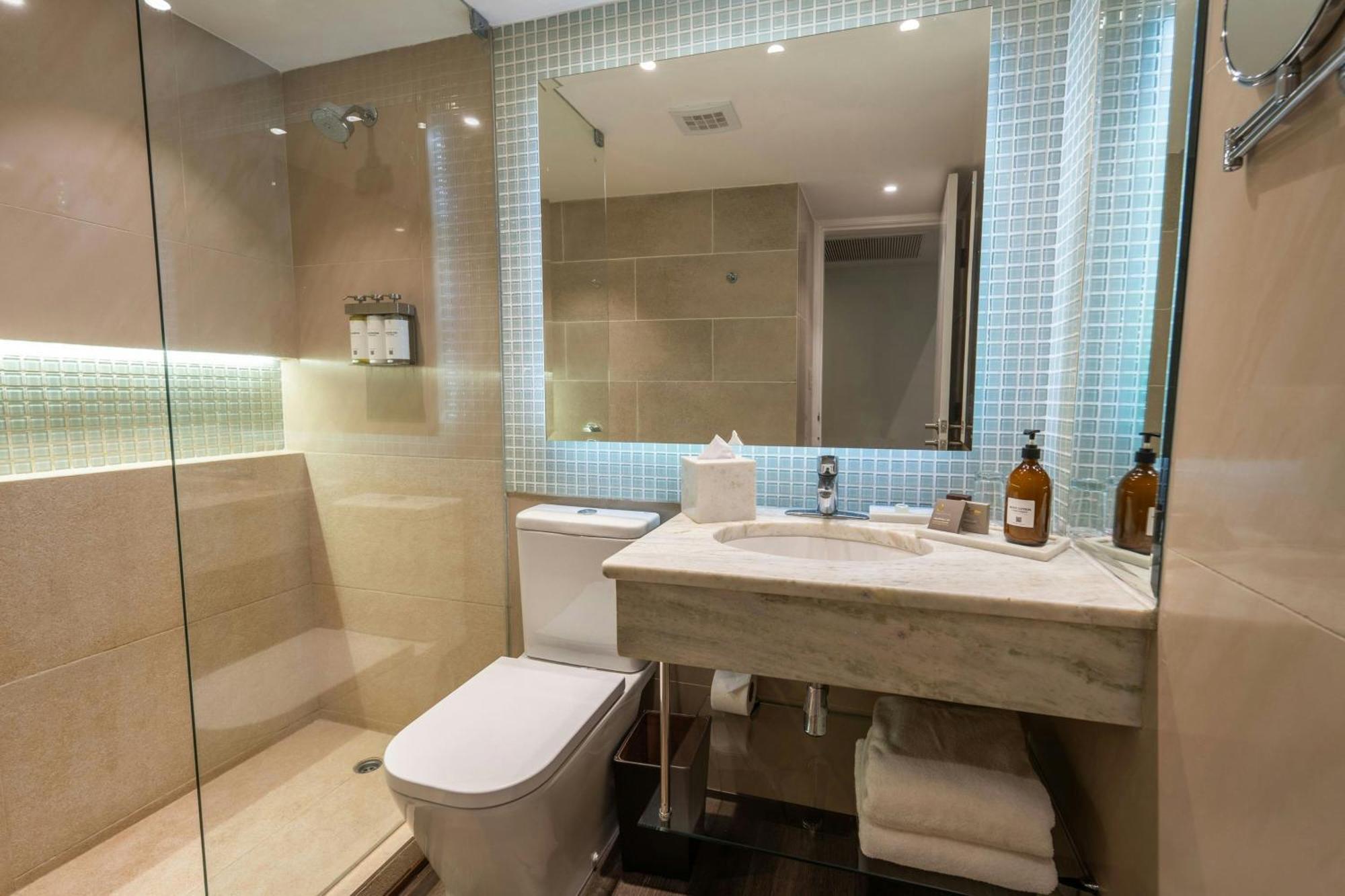 Quarto Queen com Duas Camas Queen-size e Vista para a Piscina